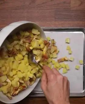 Immagine del passaggio 4 della ricetta Teglia di carciofi, patate e polpette al forno