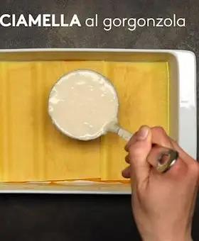 Immagine del passaggio 4 della ricetta Lasagna con crema di zucca, gorgonzola, speck e noci