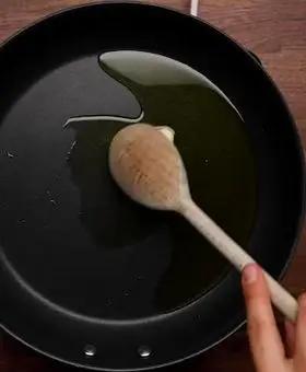 Immagine del passaggio 1 della ricetta Linguine allo zafferano con vongole e zucchine