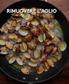 Immagine del passaggio 2 della ricetta Linguine allo zafferano con vongole e zucchine