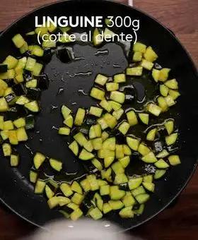 Immagine del passaggio 3 della ricetta Linguine allo zafferano con vongole e zucchine