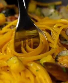 Immagine del passaggio 4 della ricetta Linguine allo zafferano con vongole e zucchine