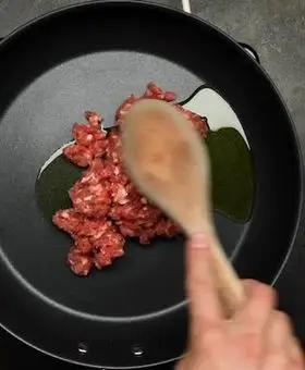 Immagine del passaggio 1 della ricetta Risotto allo zafferano con salsiccia croccante