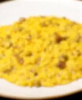 Immagine del passaggio 5 della ricetta Risotto allo zafferano con salsiccia croccante