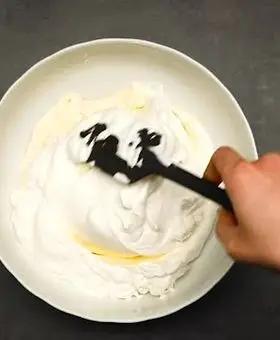 Immagine del passaggio 2 della ricetta Cupola di savoiardi con crema al limone e mirtilli