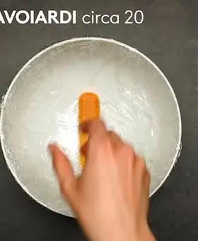 Immagine del passaggio 3 della ricetta Cupola di savoiardi con crema al limone e mirtilli
