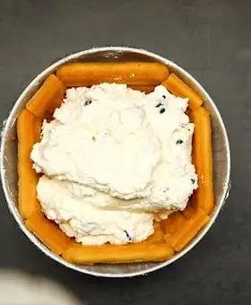 Immagine del passaggio 4 della ricetta Cupola di savoiardi con crema al limone e mirtilli