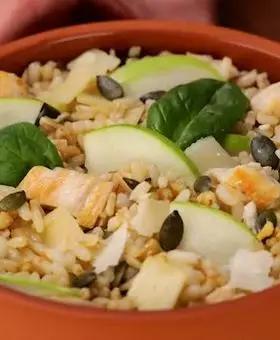 Immagine del passaggio 4 della ricetta Insalata tiepida con spinacino, pollo grigliato, mela verde, scaglie di parmigiano e semi di zucca