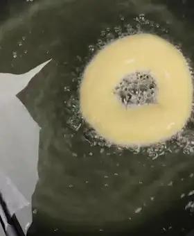 Immagine del passaggio 5 della ricetta Ciambelle di pizza fritte con stracciatella e mortadella