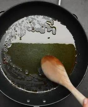 Immagine del passaggio 3 della ricetta Orecchiette alla crema di peperoni con seppie