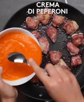 Immagine del passaggio 3 della ricetta Bocconcini di pollo con crema di peperoni, olive e capperi
