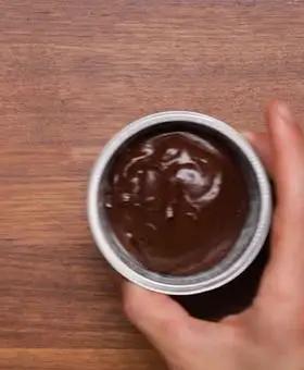 Immagine del passaggio 5 della ricetta Tortino al cioccolato con cuore al pistacchio