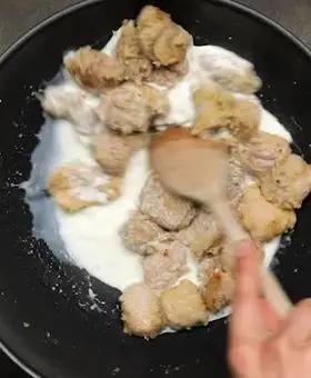 Immagine del passaggio 3 della ricetta Spezzatino cremoso al latte e nocciole