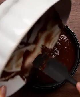 Immagine del passaggio 2 della ricetta Torta di yogurt al cioccolato con mousse di albicocche