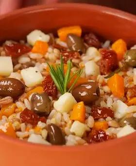 Immagine del passaggio 4 della ricetta Insalata di tre cereali con zucca, pecorino, olive taggiasche e pomodoro secco