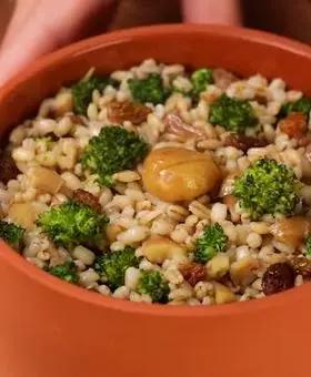 Immagine del passaggio 5 della ricetta Insalata tiepida di orzo con castagne, uvetta e broccoli