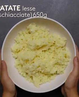 Immagine del passaggio 2 della ricetta Sbriciolata di patate ripiena di salsiccia, broccoli e mozzarella