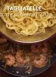 Immagine del passaggio 4 della ricetta Tagliatelle ai carciofi con gamberi e pistacchi