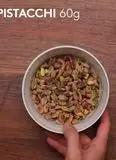 Immagine del passaggio 1 della ricetta Tagliatelle ai carciofi con gamberi e pistacchi