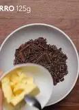 Immagine del passaggio 1 della ricetta Torta brownies al cioccolato e nocciole meringata