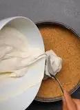 Immagine del passaggio 4 della ricetta Torta croccante all'amarena