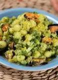 Immagine del passaggio 5 della ricetta Chicche di patate con cozze, broccoli e scorza di limone