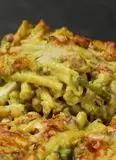 Immagine del passaggio 5 della ricetta Casarecce al forno con besciamella agli asparagi, salsiccia e noci
