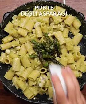 Immagine del passaggio 6 della ricetta Mezze maniche rigate alla crema di asparagi con pesce spada