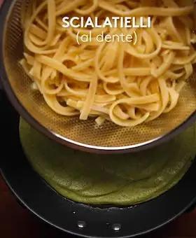 Immagine del passaggio 7 della ricetta Scialatielli alla crema di zucchine e vongole, con zucchine fritte