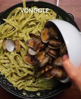 Immagine del passaggio 8 della ricetta Scialatielli alla crema di zucchine e vongole, con zucchine fritte
