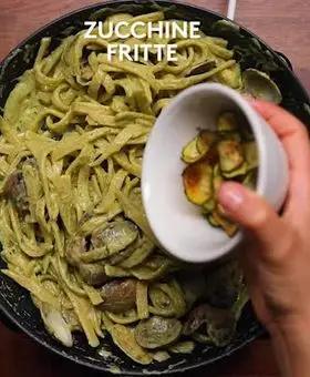 Immagine del passaggio 9 della ricetta Scialatielli alla crema di zucchine e vongole, con zucchine fritte