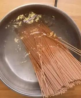 Immagine del passaggio 3 della ricetta Spaghetti con crema di zucchine, fiori di zucca e pistacchi tostati con basilico