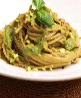 Immagine del passaggio 4 della ricetta Spaghetti con crema di zucchine, fiori di zucca e pistacchi tostati con basilico