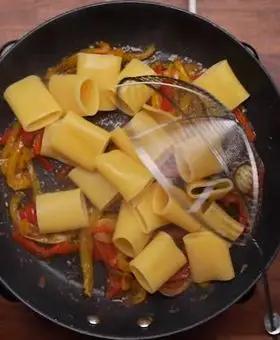 Immagine del passaggio 3 della ricetta Schiaffoni alla ricotta con peperoni, acciughe e pistacchi