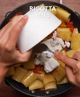 Immagine del passaggio 4 della ricetta Schiaffoni alla ricotta con peperoni, acciughe e pistacchi