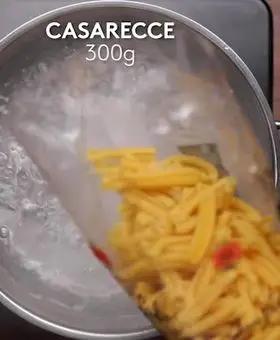 Immagine del passaggio 3 della ricetta Casarecce al pesto di fagiolini e pomodorini scottati