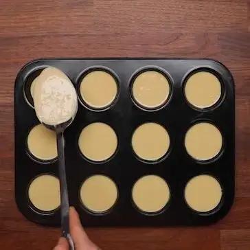 Immagine del passaggio 4 della ricetta Muffin di pancake alla frutta