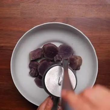 Immagine del passaggio 1 della ricetta Gnocchi alla patata viola