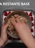 Immagine del passaggio 6 della ricetta Quadrotti di granola allo yogurt e lamponi