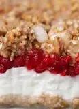 Immagine del passaggio 7 della ricetta Quadrotti di granola allo yogurt e lamponi