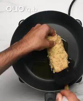 Immagine del passaggio 3 della ricetta Salmone fritto in crosta di patate al timo