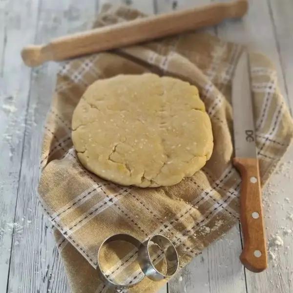 Immagine dello step: Preparare i biscotti stendendo la frolla a circa 3/4 mm. di spessore e coppare dei cerchi di 5 cm. Bucherellare con i rebbi di una forchetta