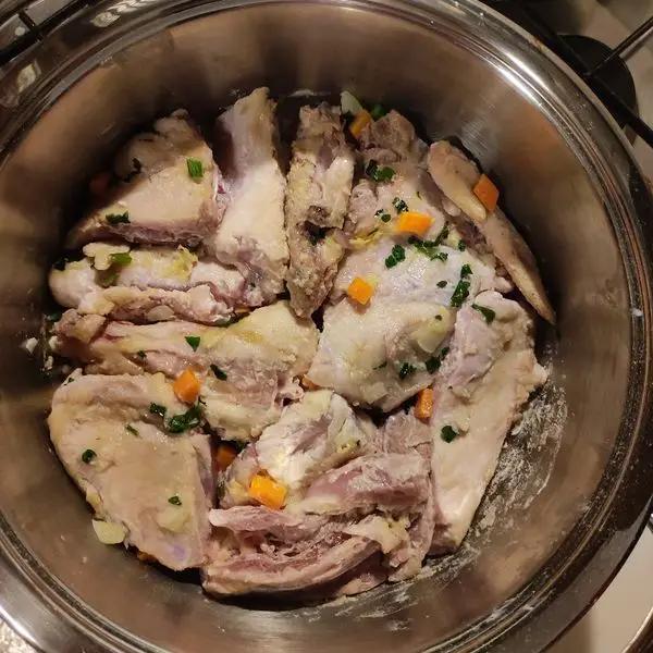 Immagine dello step: Rosolare il pollo da entrambe i lati... E sfumare con vino bianco. Lasciar evaporare.