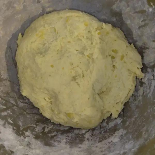 Immagine dello step: Con uno schiacciapatate riduciamole in purea, aggiungiamo l'uovo, il pecorino, sale e pepe a piacere e mescoliamo.