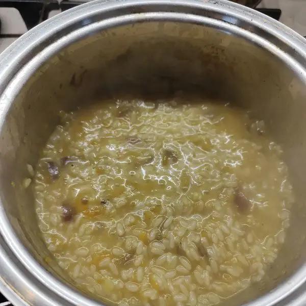 Immagine dello step: Una volta pronto mantecare il risotto con olio e parmigiano .