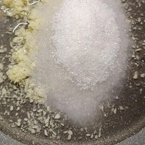 Immagine dello step: Metterlo  in una padella antiaderente con  l'acqua , lo zucchero,  il succo di limone, e la cannella .
