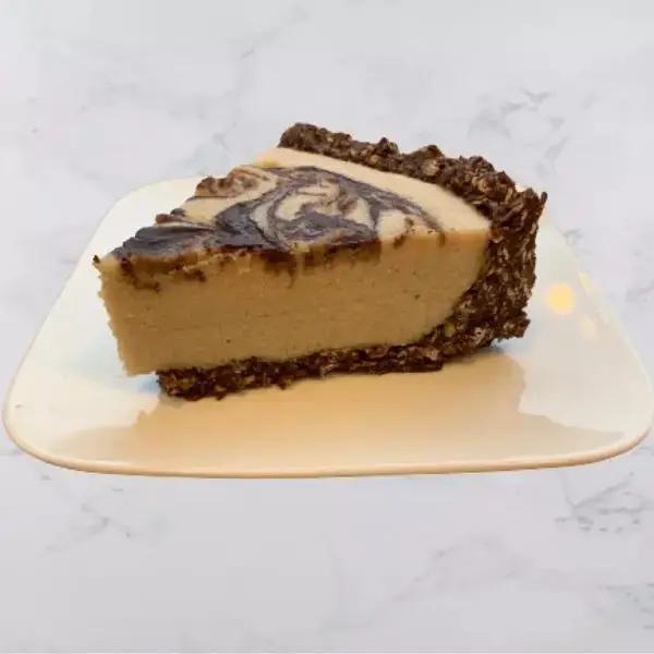 Immagine dello step: Porre la Cheesecake Vegana in frigo per un paio di ore, poi servirla a temperatura ambiente