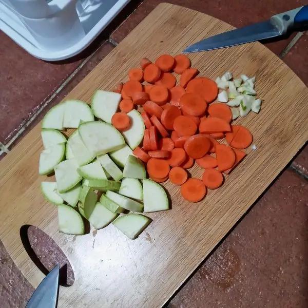 Immagine dello step: Nel frattempo tagli il resto delle verdure in pezzi e li aggiungi (la zucchina all'ultimo).
