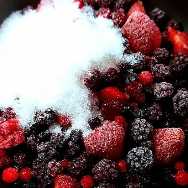 Immagine dello step: Cuocere in una padella antiaderente i frutti di bosco con zucchero e limone 10 minuti circa, finché non si saranno scomposti completamente.
