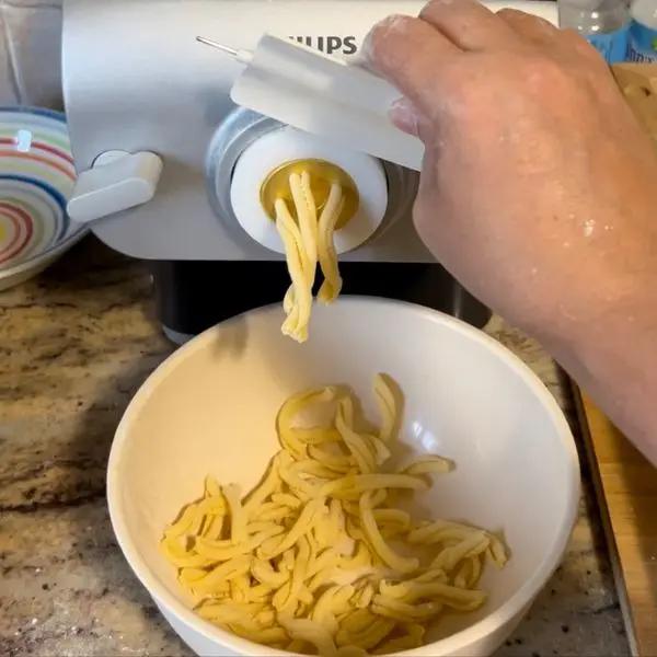 Immagine dello step: Per la pasta ho messo gli ingredienti nella mia pasta maker Philips e in 10 minuti era pronta.
